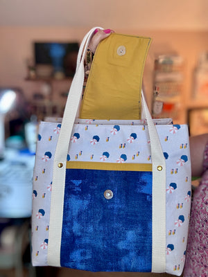 Lakeside Tote back exterior pocket detail