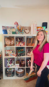 Video of Amanda of Be Mandy Things showing a Mae zipper tote with a tropical floral top and orange bottom, then unzipping it to show the inside